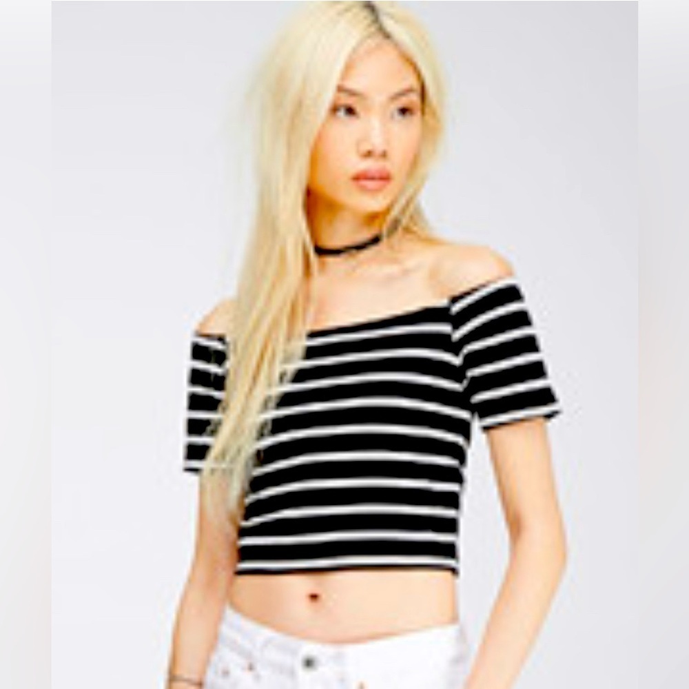Horizontal black and white striped off the shoulder trendy y2k look crop top S